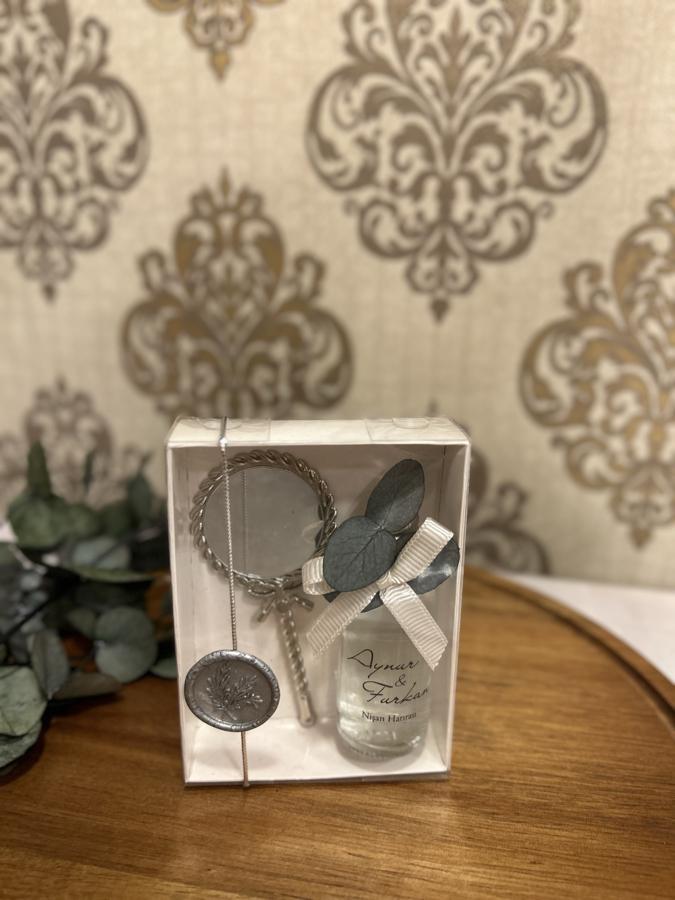 Kutuda Kolonya Şişesi ve El Aynası