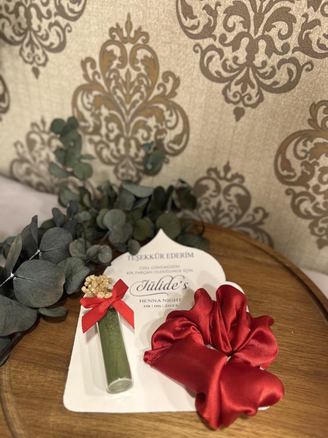 Kartlı Toka ve Kına Şişesi