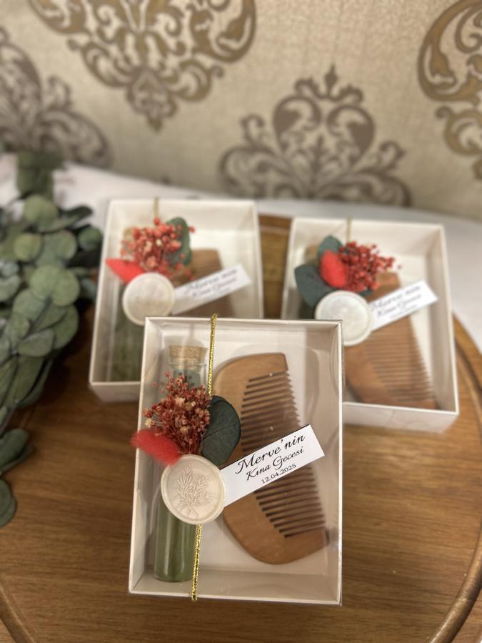 Kutuda Tarak ve Kına Şişesi