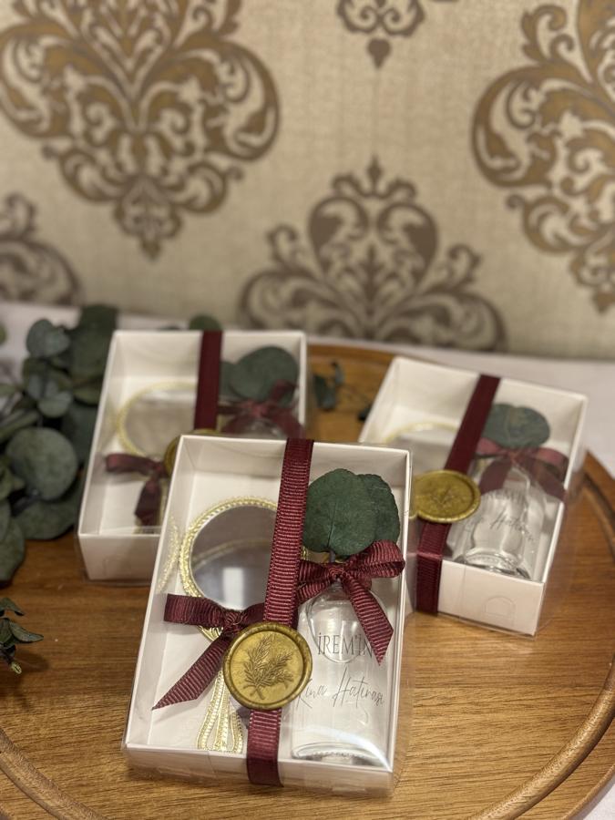 Kutuda Kolonya Şişesi ve El Aynası