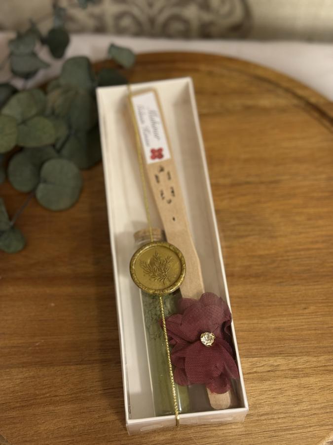 Kutuda Yelpaze ve Kına Şişesi