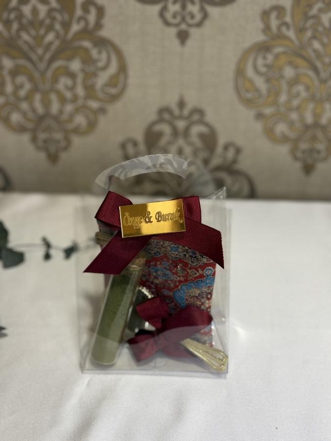 Çantada Cüzdan, Kına Şişesi ve Ayna