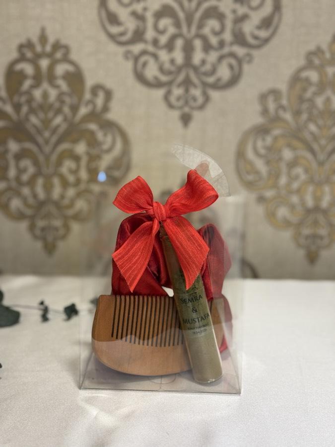 Çantada Toka, Tarak ve Kına Şişesi