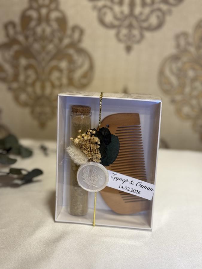 Kutuda Tarak ve Kına Şişesi