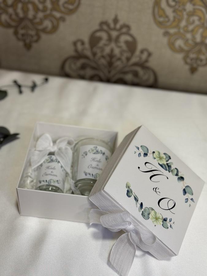 Kutuda Cam Mum ve Kolonya Şişesi